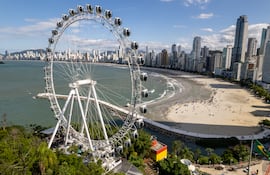Vista aérea de la playa del Balneario Camboriú, en el estado de Santa Catarina, Brasil. En primer plano, la rueda de Chicago que constituye uno de sus principales atractivos.