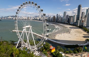 Vista aérea de la playa del Balneario Camboriú, en el estado de Santa Catarina, Brasil. En primer plano, la rueda de Chicago que constituye uno de sus principales atractivos.