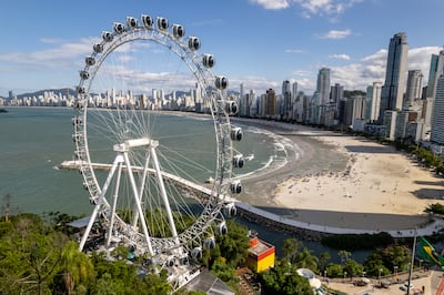 Vista aérea de la playa del Balneario Camboriú, en el estado de Santa Catarina, Brasil. En primer plano, la rueda de Chicago que constituye uno de sus principales atractivos.