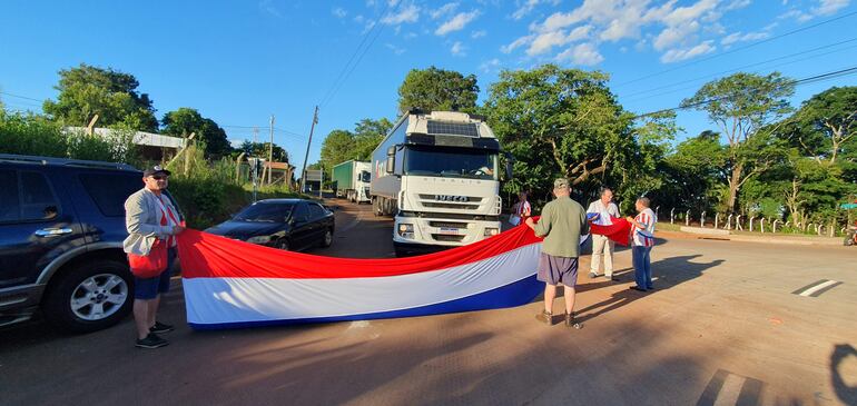 Los manifestantes cerraron de forma intermitente el paso de camiones.
