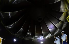 Mantenimiento de una las turbinas de Itaipú. La producción en el primer semestre del año dio un salto del 35%, luego de varios meses, años inclusive, de sequía.