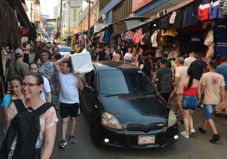 Video: Sábado de Gloria dispara ventas y congestión en frontera de Ciudad del Este