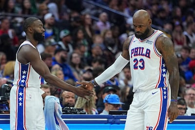 LeBron James (derecha) y Jaylen Brown, dos de las estrellas de Philadelphia 76ers.