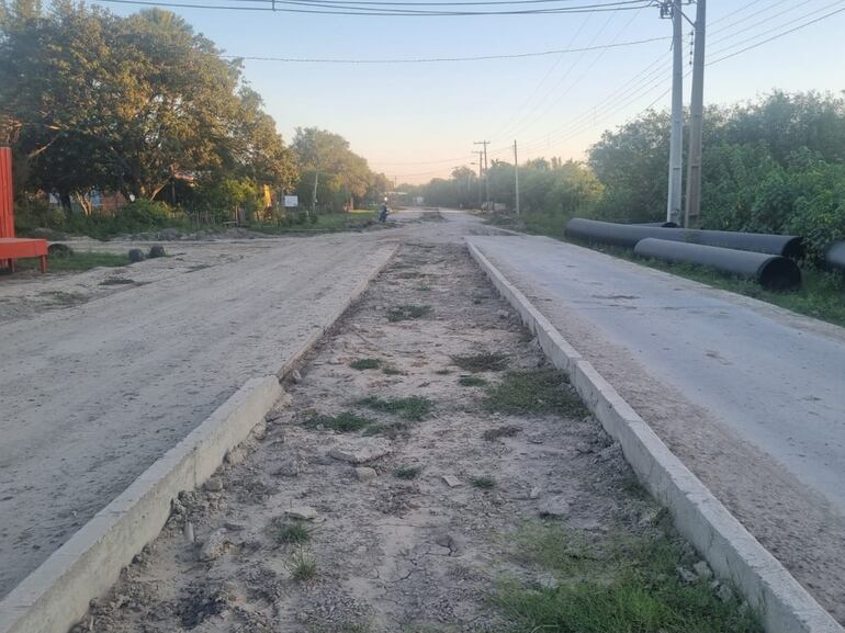 Los tubos al costado de la calle denota los trabajos sin terminar.