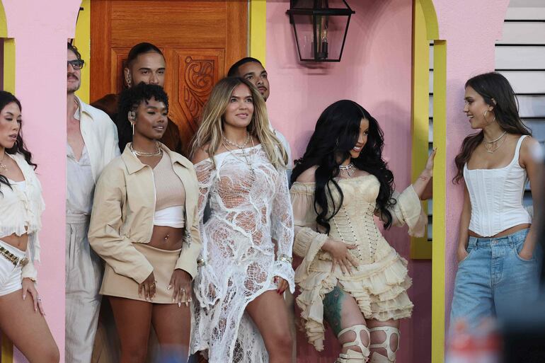 Pedro Pascal, Karol G, Cardi B y Jessica Alba en "La casita" de Bad Bunny en el Levi's Stadium. (Chris Graythen/Getty Images/AFP)
