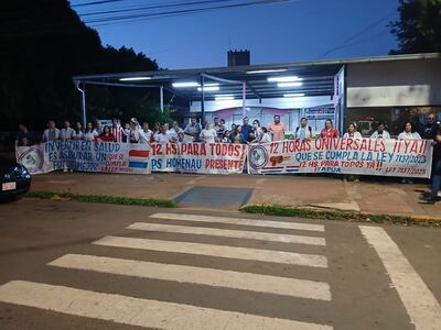 Médicos protestan en Encarnación y advierten con renuncias si no se reduce la carga horaria