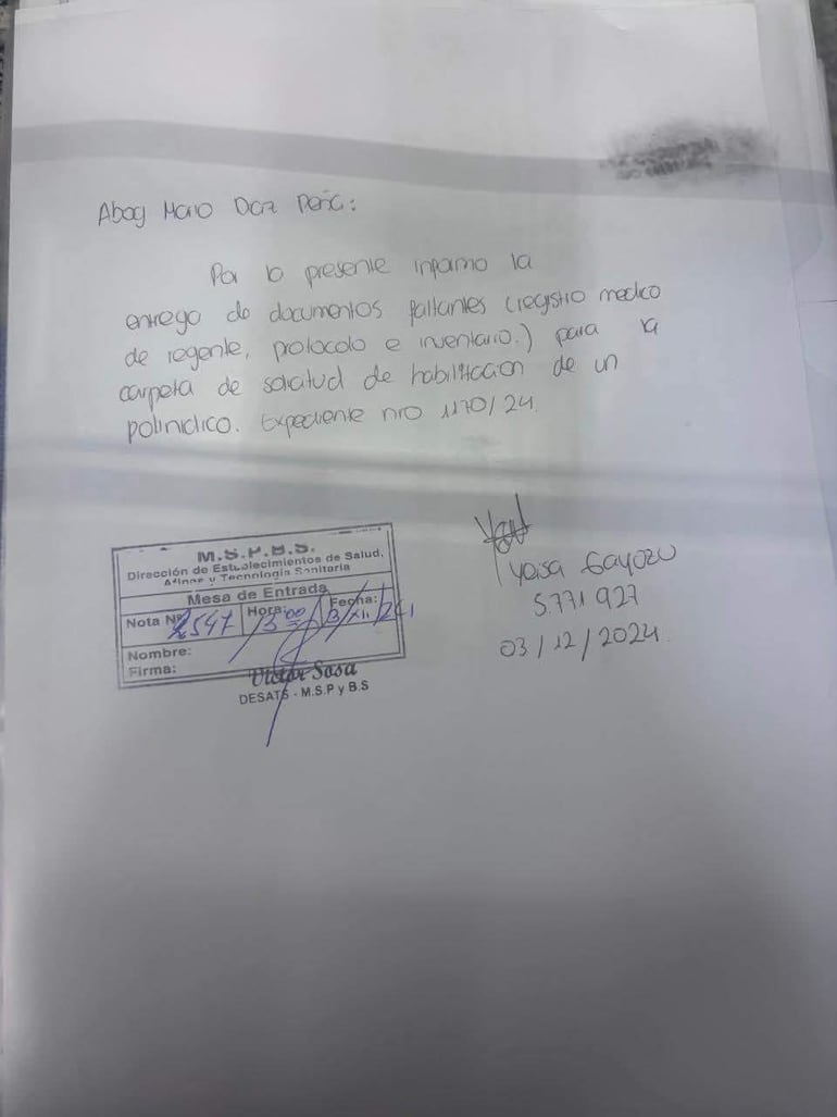 Documento administrativo con texto sobre habilitación de policlínico, sello oficial y firma visible al pie.