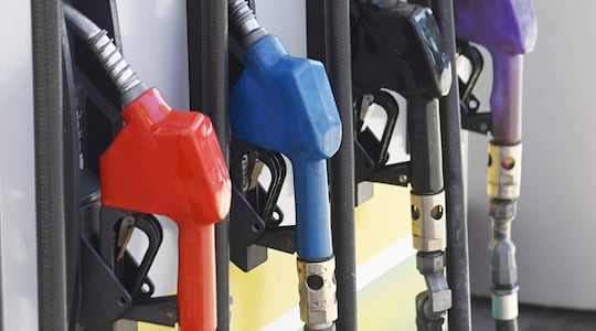 La Asociación de Propietarios y Operarios de Estaciones de Servicios y Afines (Apesa) confirmó que el reajuste de los precios oscila entre G. 350 y G. 700 por litro desde este sábado.