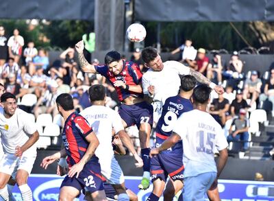 Duelo aéreo entre el argentino Jonatan Torres y Matías Espinoza, durante el duelo celebrado en el capitalino barrio Las Mercedes.