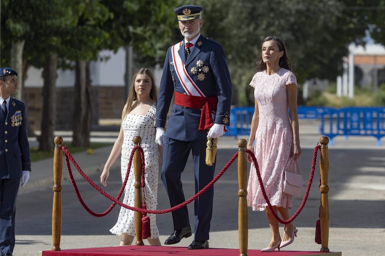 El rey Felipe VI, acompañado por la reina Letizia y la infanta Sofía presidió el acto de entrega de los reales despachos de empleo de los tenientes de la Academia General del Aire y del Espacio (AGA). (EFE/Marcial Guillén)
