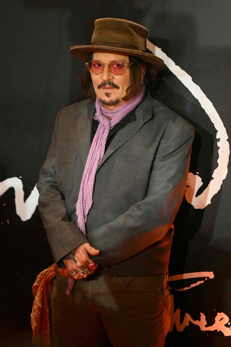 Johnny Depp conquistó los corazones de los argentinos a su arribo para la premier de "Modi, Three Days on the Wing of Madness" en Buenos Aires. (Luis ROBAYO / AFP)