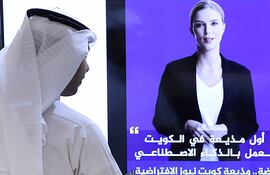 Kuwait da un paso al frente con la inteligencia artificial al crear una presentadora de noticias virtual. Su nombre es Fedha. (AFP)