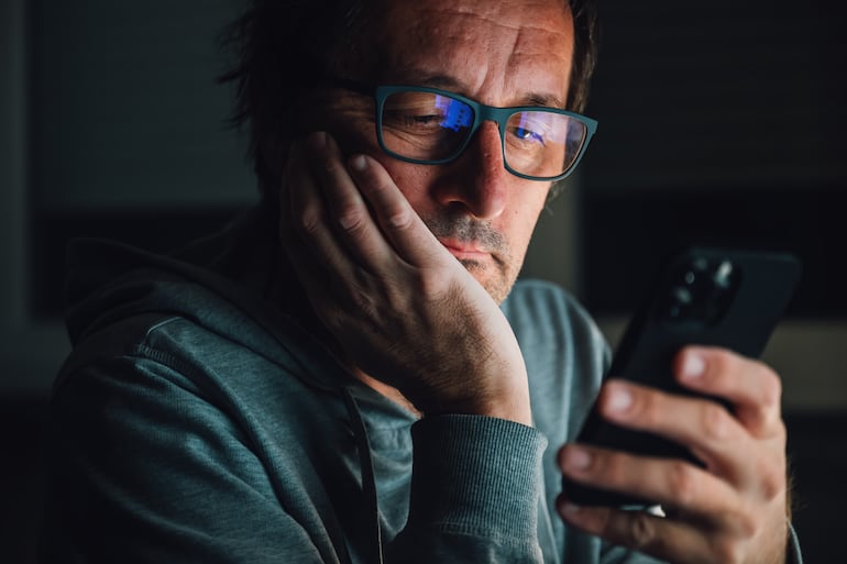 Hombre mira su celular.