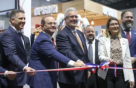 De izquierda a derecha: el ministro de Tecnologías de Información y Comunicación de Paraguay, Gustavo Villate; el presidente del Comité Olímpico Paraguayo, Camilo Pérez; el presidente de la Unión Industrial Paraguaya, Enrique Duarte y la ministra de Trabajo, Empleo y Seguridad Social de Paraguay, Mónica Recalde, participan en la inauguración de la primera Feria Empresarial de Paraguay 2025 este jueves, en Luque (Paraguay).