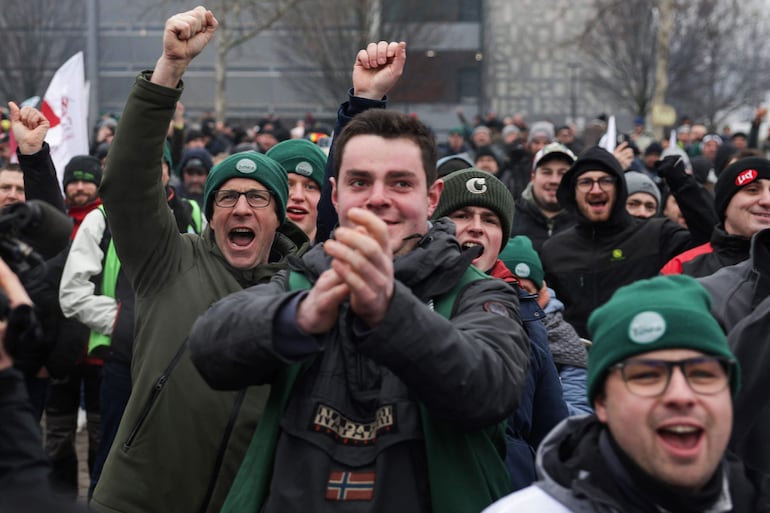 Agricultores reaccionan al anuncio del resultado de la votación del Parlamento Europeo durante una protesta contra el acuerdo de libre comercio entre la Unión Europea y los países del Mercosur, el mismo día de la votación sobre la remisión a los tribunales, en Estrasburgo el 21 de enero de 2026.