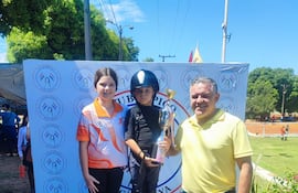 Las precoces jinetes Alexandra y Carlos, con su padre el Cnel. Rodney González.