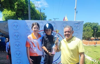 Las precoces jinetes Alexandra y Carlos, con su padre el Cnel. Rodney González.