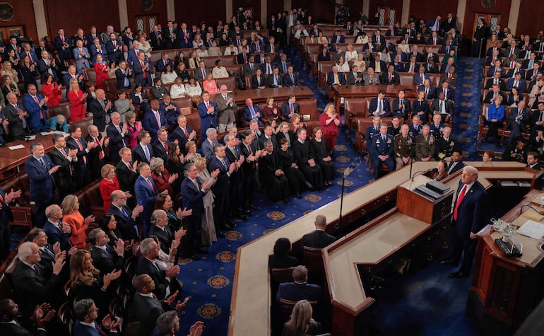 El president Donald Trump (d) se dirige a los congresiste en el Capitolio, en Washington.