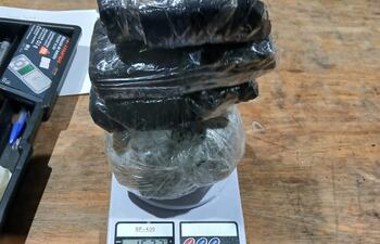 Paquetes que fueron arrojados desde la calle hacia la Penitenciaría Nacional de Tacumbú, con marihuana.