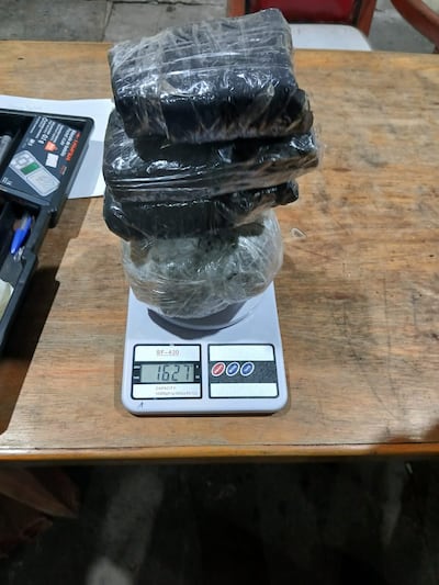 Paquetes que fueron arrojados desde la calle hacia la Penitenciaría Nacional de Tacumbú, con marihuana.