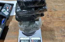 Paquetes que fueron arrojados desde la calle hacia la Penitenciaría Nacional de Tacumbú, con marihuana.