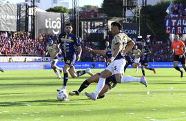 El lateral de Cerro Porteño, Blas Riveros intenta el desborde ante la cobertura de Fernando Romero y Axel Cañete.