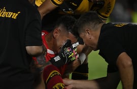 Aldo Pérez, futbolista de Guaraní, sufre una lesión en la rodilla izquierda durante el partido frente a Olimpia por la primera fecha del torneo Apertura 2026 de la Primera División de Paraguay en el estadio Defensores del Chaco, en Asunción, Paraguay.