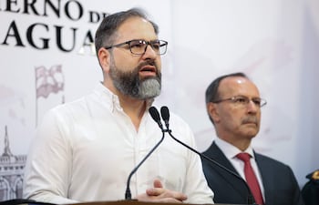 El ministro de Justicia de Paraguay, Rodrigo Nicora junto al ministro de Defensa, Óscar González. EFE/ Juan Pablo Pino