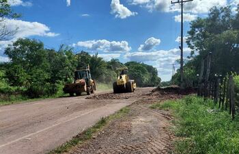 Operarios de alcoholera, rellenan con pedregullo los cráteres del asfalto en el tramo de Yarigua’a.
