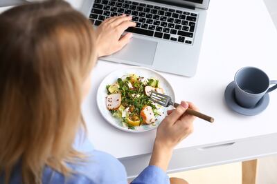 Mujer comiendo en el trabajo.