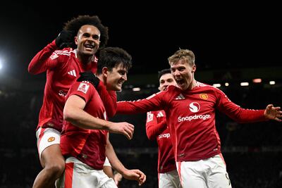 Los jugadores del Manchester United celebran tras el gol de Harry Maguire