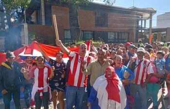 Cristian Escobar (c) junto a manifestantes frente a la sede de la itaipú Binacional este martes en Asunción.