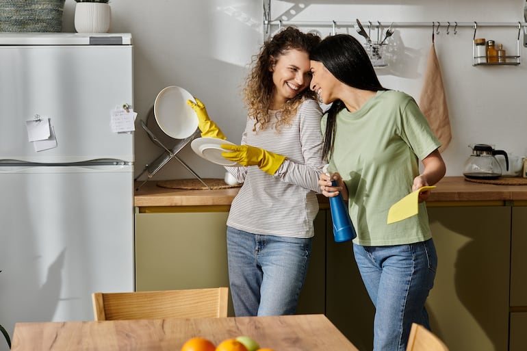 Pareja lesbiana en casa, imagen ilustrativa.