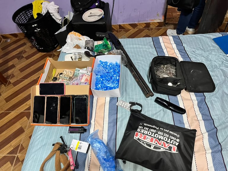 Entre las principales evidencias incautadas se encuentran más de 1,4 kilogramos de supuesta cocaína, distribuidos en un pan y numerosas dosis, que, según las estimaciones preliminares, podrían representar más de 6.200 dosis para su eventual comercialización.