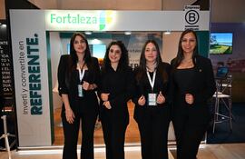 El equipo de Fortaleza que recibió a los visitantes de la Expo Internacional Inmobiliaria 2025, realizado en el Nobile Hotel de Ciudad del Este.