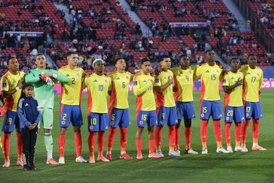 Jugadores de Colombia forman previo a un partido de las semifinales de la Copa del Mundo Sub-20 entre Argentina y Colombia en el estadio Nacional Julio Martínez Prádanos, en Santiago (Chile).
