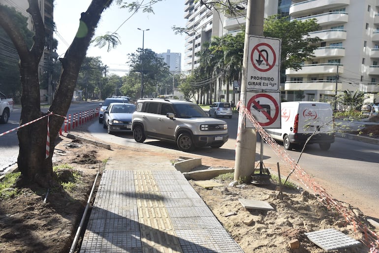Callizo reclama que las rotondas exigidas fueron sustituidas por giros selectivos a la izquierda, para ingresar al centro comercial.