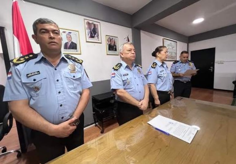Marcelino Espinoza, César Roberto Silguero Lobos y Rossan Chávez, todos en uniforme, dialogan en un entorno institucional con documentos sobre la mesa.