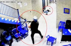 En círculo se ve al suboficial de Policía Gustavo Florentín, tras haber disparado contra el joven dirigente liberal Rodrigo Quintana, también en círculo caído. Fue el 1 de abril de 2017 en el PLRA.