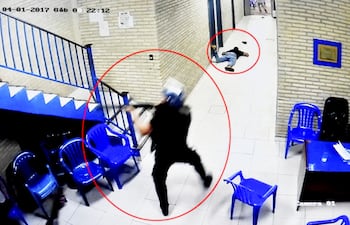 En círculo se ve al suboficial de Policía Gustavo Florentín, tras haber disparado contra el joven dirigente liberal Rodrigo Quintana, también en círculo caído. Fue el 1 de abril de 2017 en el PLRA.