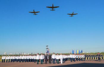 Mario Abdo Benítez presidió ayer los festejos de la Fuerza Aérea en Ñu Guazú.