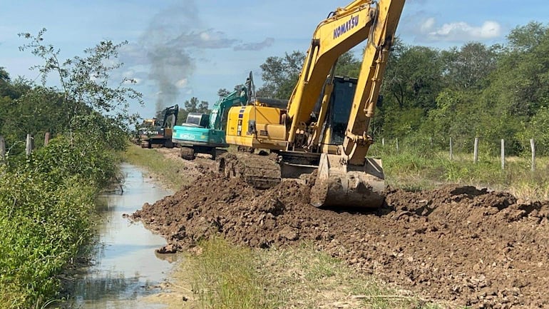 Excavadoras reparando camino de las estancias