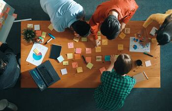 A la cultura organizacional se la declara, se la imprime en posters y se la repite en presentaciones, pero la cultura real no vive ahí.