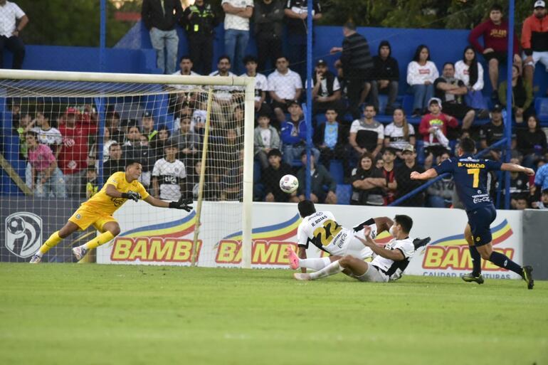 Zurdazo de Néstor Camacho que fue a parar dentro de la portería de Lucas Verza, para poner el empate en el partido. 