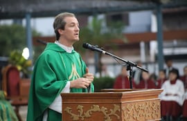 El Padre Agustín Martens predicó la misa en la basilica de Caacupé.