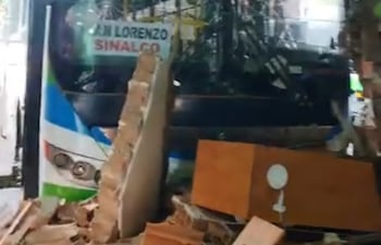 Empresa de transporte La Sanlorenzana provocó un grave accidente de tránsito en la ciudad de San Lorenzo.