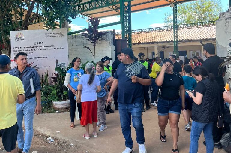 Gran cantidad de gente en la escuela San Antonio de Padua del barrio Remansito de Ciudad del Este.