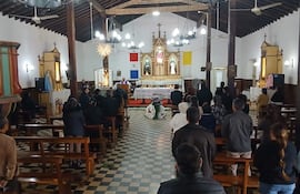 Familiares y amigos acompañan el cortejo fúnebre de doña Digna López en Yataity del Guairá.