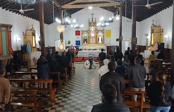 Familiares y amigos acompañan el cortejo fúnebre de doña Digna López en Yataity del Guairá.