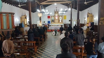 Familiares y amigos acompañan el cortejo fúnebre de doña Digna López en Yataity del Guairá.